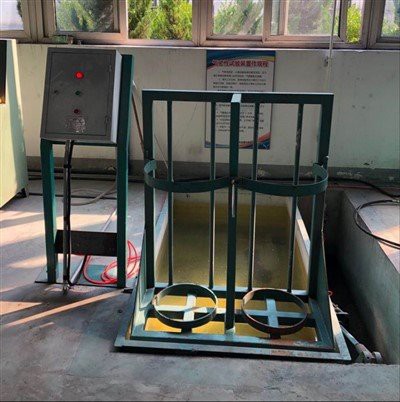 SND baliono sandarumo tikrinimo mašina (skirta 50 kg SND balionui, apyvartai, linijinei, nerūdijančio plieno kriauklė)